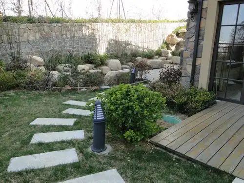 带有动态水景观独栋别墅的私家花园:  私家花园一角 拍摄:威海小高