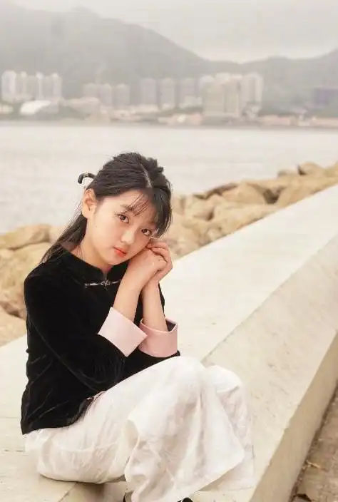 阿拉蕾从萌娃长成小美人,穿黑马褂拍照漂亮又英气,太适合大荧幕|童星