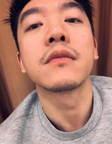 自己是十八里店"金城武",晒蓄胡须照,画风变魅力大叔_网友_其他_照片