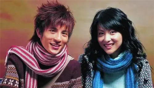 薛之谦和章龄之众所周知,薛之谦在出道前曾有一个深爱的女友,后因种种