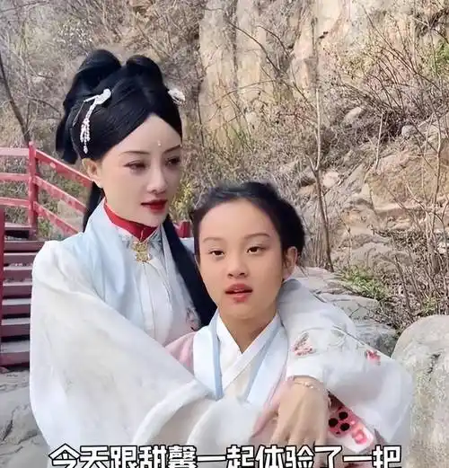李小璐带女儿甜馨穿古装,被嘲技术低下,教育能力存疑_孩子_贾乃亮