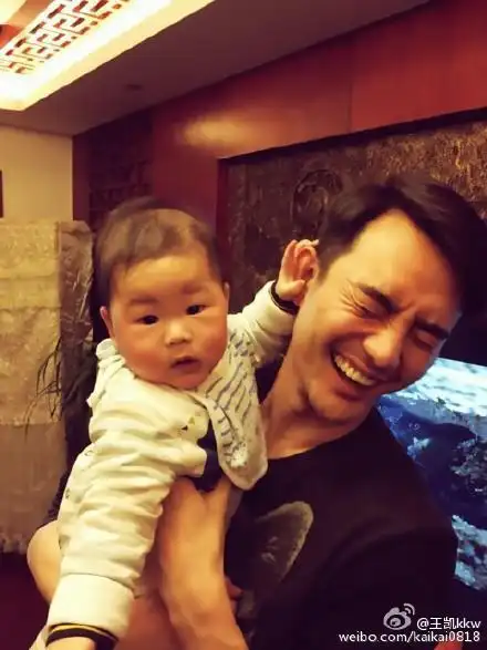 宋仲基抱娃照疯传 胡歌王凯陈伟霆霍建华等男星抱娃谁更帅?