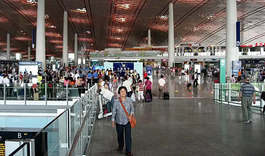 首都机场候机楼一瞥.