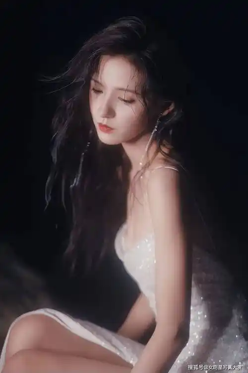 【张予曦唯美写真】白色碎钻吊带裙,魅力诱人,如海的女儿般纯净_礁石