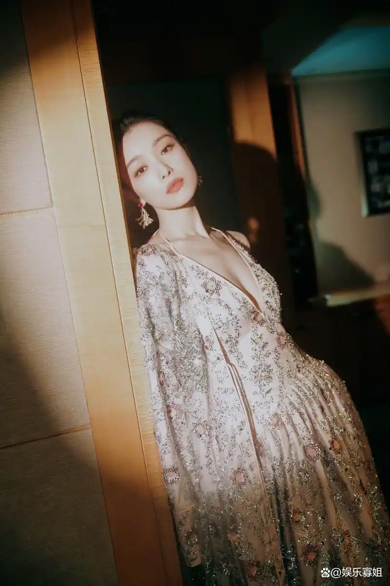 倪妮vogue盛典红毯造型,粉色立体花卉刺绣礼服,宛如娇艳的花神