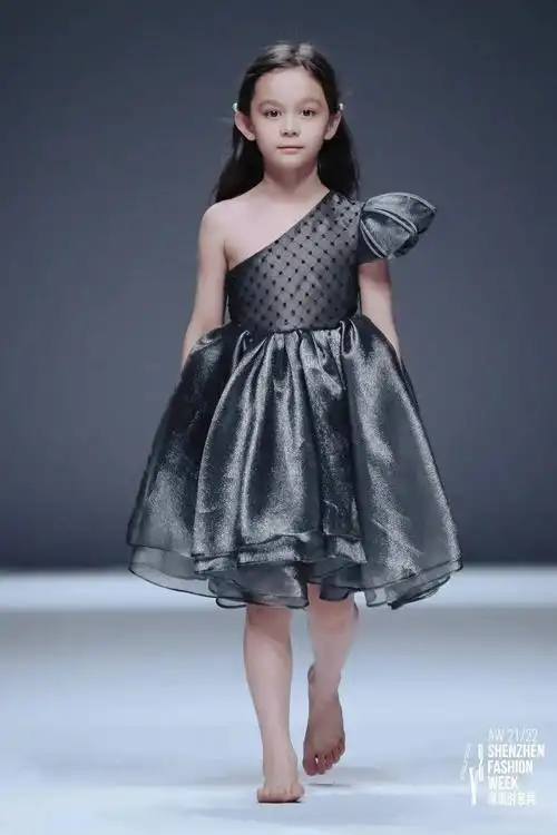 小模特们身穿白色纱裙,周身洋溢着活泼灵动的气息,赤脚踏上t台,眼角