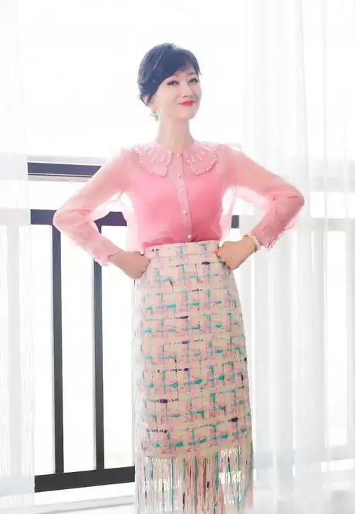 64岁赵雅芝走机场,穿粉衣配百褶裙清新减龄,活成了50后最美典范