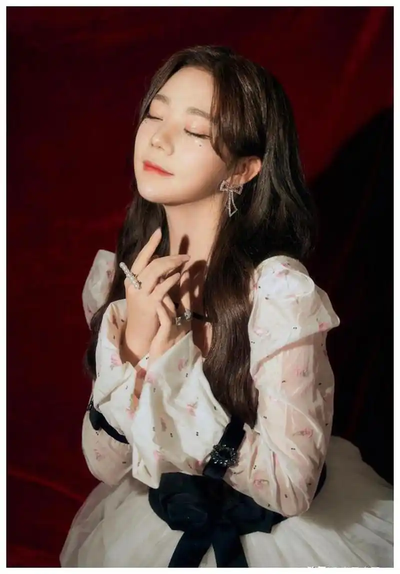 张紫宁白色蓬松裙优雅写真