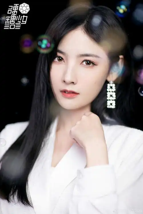 硬糖少女303-赵粤今日知性look现身,温暖江城,点燃暖冬.