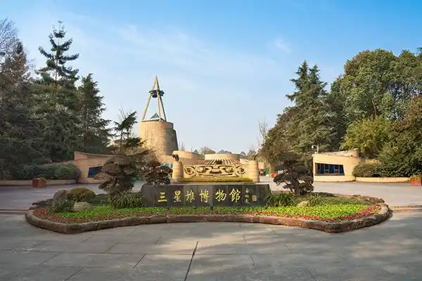 三星堆博物馆开放式文物修复馆试运行,部分新出土文物亮相_三星堆遗址