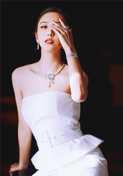 原创35岁佟丽娅美出新高度,穿抹胸长裙出席活动,女人味都溢出屏幕了