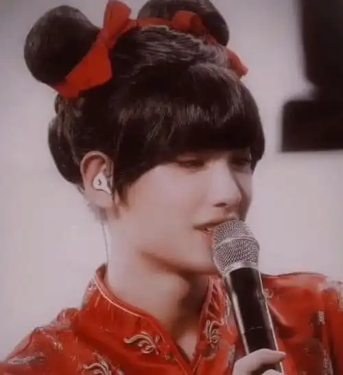 黄明昊挑战中国红旗袍,看到他的腿,网友:女生都羡慕半天!_网易订阅