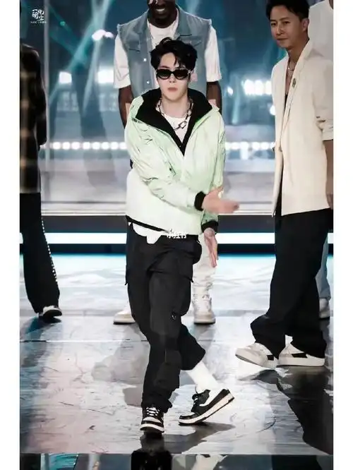 安踏王一博同款板鞋