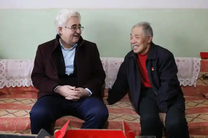 学校党委副书记,院长莫合德尔·亚森慰问离休老干部