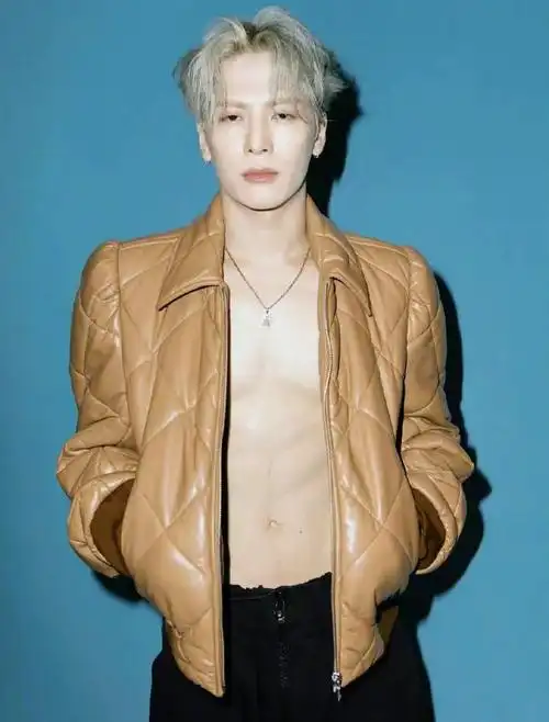 王嘉尔最近不仅在曼联利物浦开场秀演出,还登上了英国音乐杂志《clash