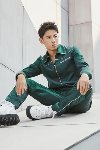 钱泳辰春日写真曝光 墨绿运动装个性十足__财经头条