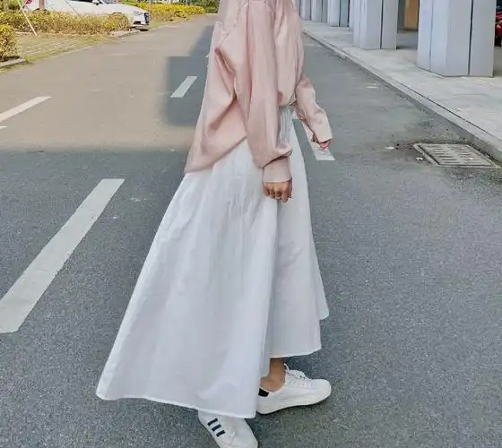 李菲儿的美藏不住,身穿牛仔外套搭配黑色a字半身裙,显瘦又洋气