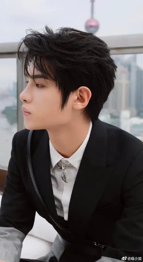 侧颜帅哥图鉴#感受一下黄明昊的完美侧颜 致命喉结鲨,双重性感完全