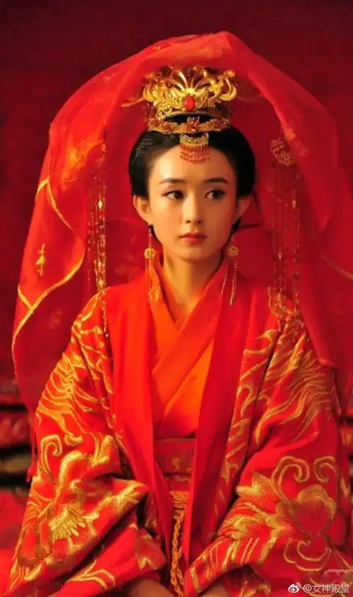 赵丽颖的红嫁衣看起来依旧是清纯可爱,十分像古代时候的公主杨幂的