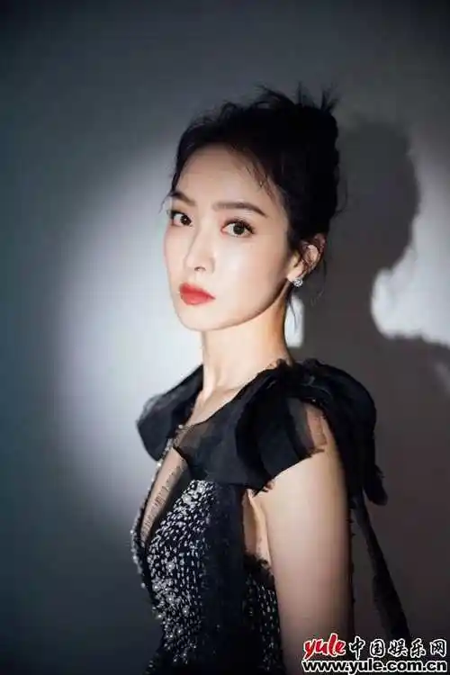 宋茜盛典穿长裙走路带风 实力演绎"从你的全世界路过"- 娱乐八卦_赢家