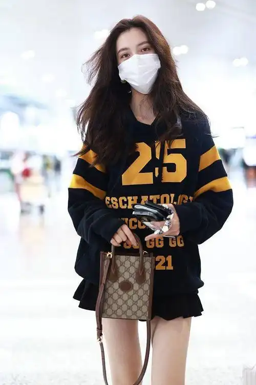 2021年8月25日,上海,宋妍霏机场街拍. 卫衣:gucci 手拎包:gucci