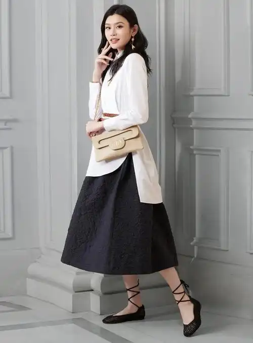 奚梦瑶真前卫!穿"透视牛仔裤"高调秀美腿,画风不像豪门阔太