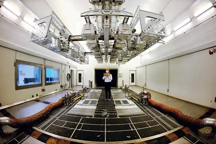 日, 上海加冷松芝汽车空调股份有限公司技术人员在风洞实验室进行巡检