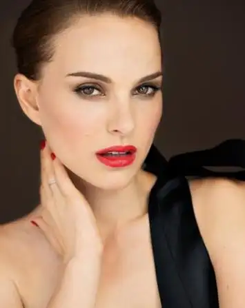 曾经的全球最美脸蛋第一名,娜塔丽·波特曼(如今已为人妻)