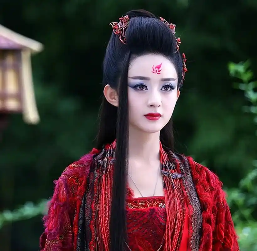 赵丽颖在电视剧《花千骨》中饰演花千骨,是女娲后人,也是杀阡陌眼中的