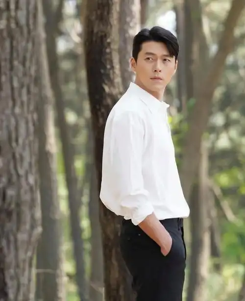 简约而不失优雅,玄彬最新广告亮相,白衬衫造型阳刚魅力十足