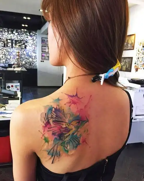 水彩蜂鸟纹身图片_成品肩部背部清新动物水墨风格遮盖修改纹身图案