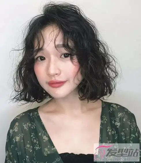 小卷短发怎么烫不显老这样烫时髦减龄且瘦脸