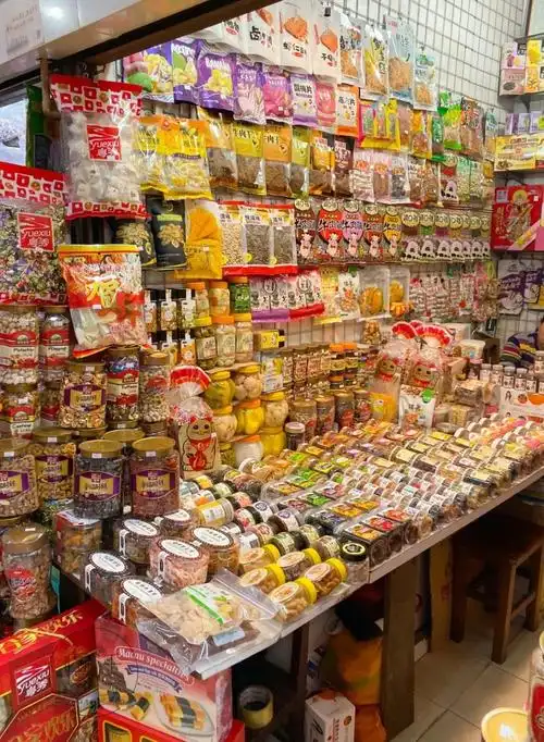 一德路藏着个零食批发市场国产进口零食垒成山零食控要疯