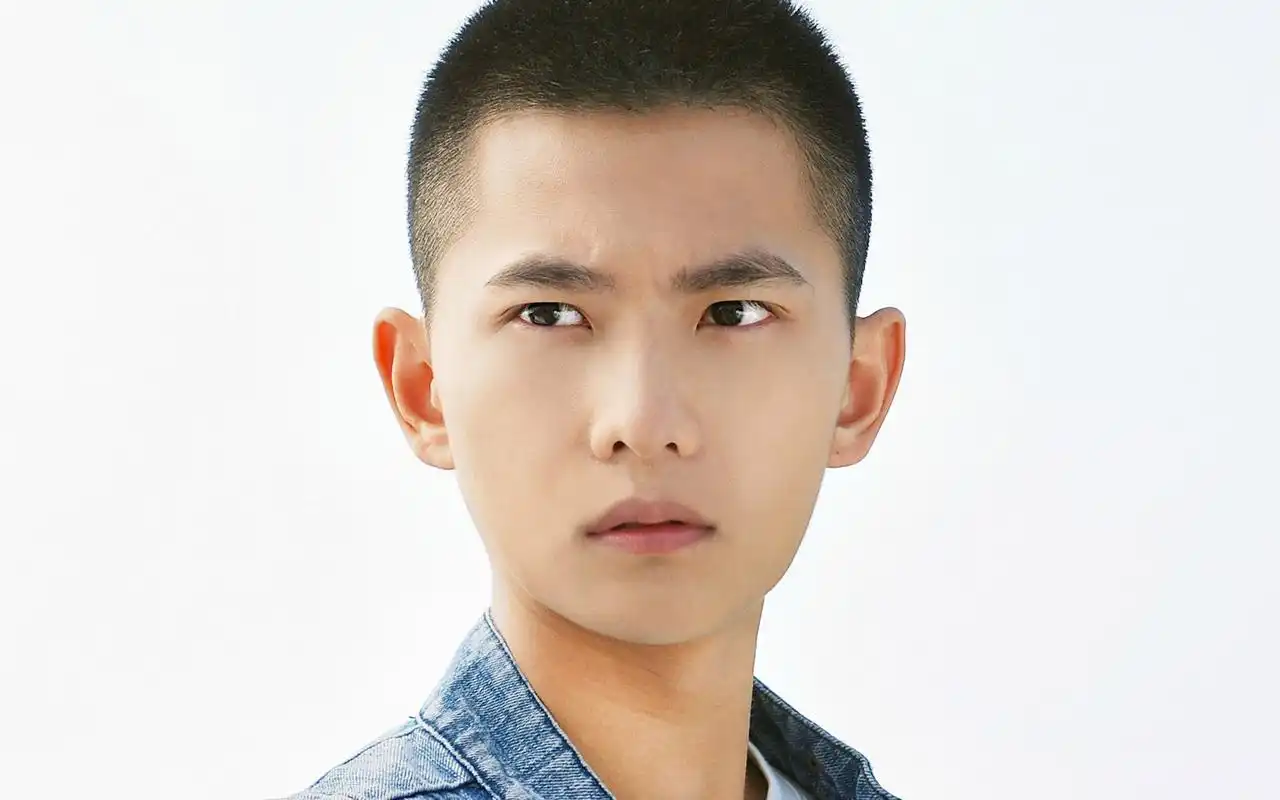 从无所不能的腹黑大神肖奈,到青涩平头的蠢萌老公,杨洋又一次挑战颠覆