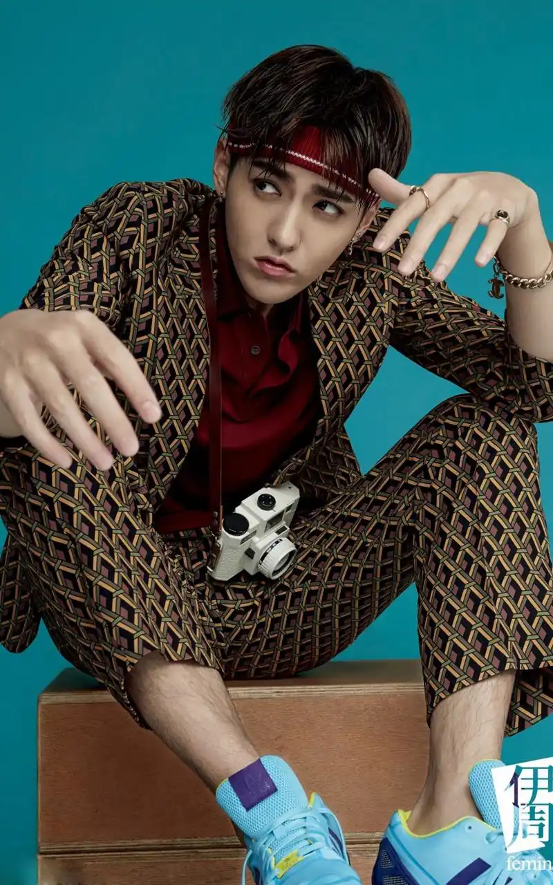 小鲜肉吴亦凡时尚帅气青春系写真手机壁纸下载