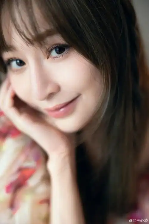 甜心教主!王心凌穿花裙再现招牌笑容