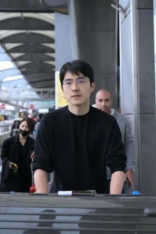 组图:刘昊然戛纳机场到达图释出 戴眼镜素颜生图依旧帅气