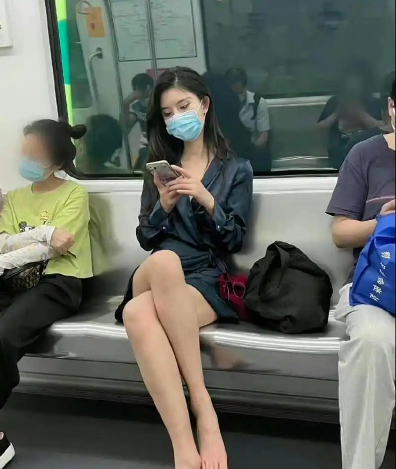 当你在地铁上遇到一个脱鞋的女人时,你会怎么做?