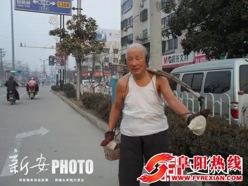 而在界首,市民们常常看到一位年近九旬的老人,穿着背心,挑着砖头走在