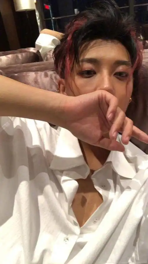 黄子韬晚上晒自拍照发飙,错与对都直言面对,拍照不用滤镜也很帅