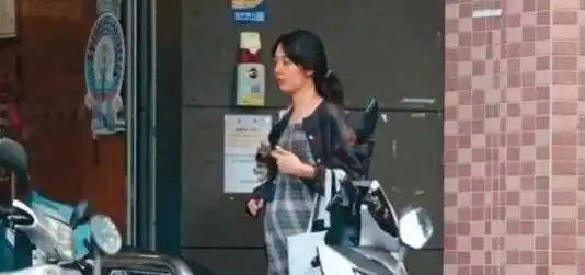 原创小向太郭碧婷快生啦穿长裙挺大孕肚逛街获向佐呵护好甜蜜