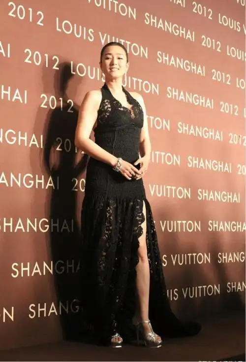 巩俐不愧是国际影后梳大背头穿开叉裙蕾丝裙摆越看越显成熟