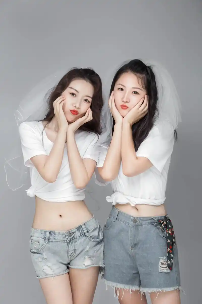 和我冤种姐妹的合照.是曾经的非主流,是共同走过"许嵩"年代的 - 抖音