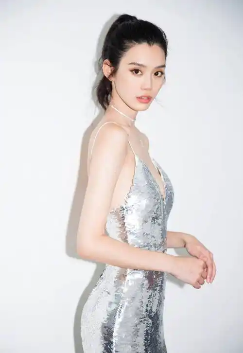 奚梦瑶身材真不是盖的,这么低身材款式的吊带裙,也能穿出凹凸效果