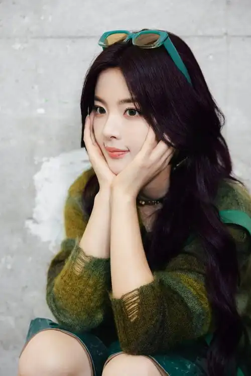 组图:杨超越《绷不住了啦》花絮照 捧脸嘟嘴漂亮可爱