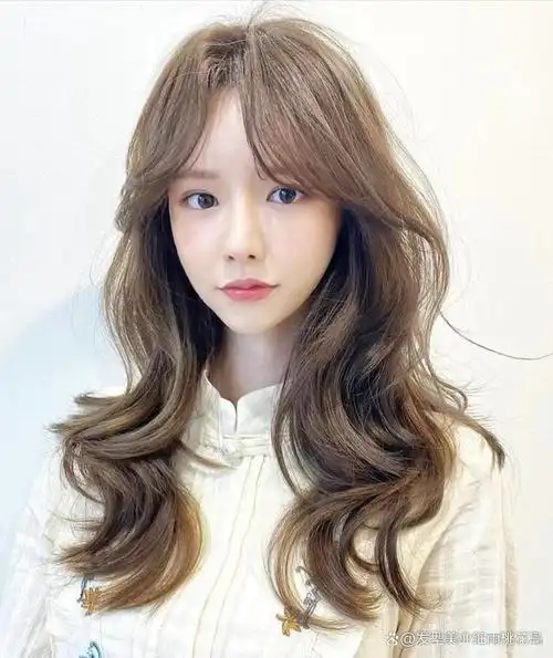 是不显老,搭配微卷的八字刘海修饰脸型,烫过的卷发染一染色会更有质感
