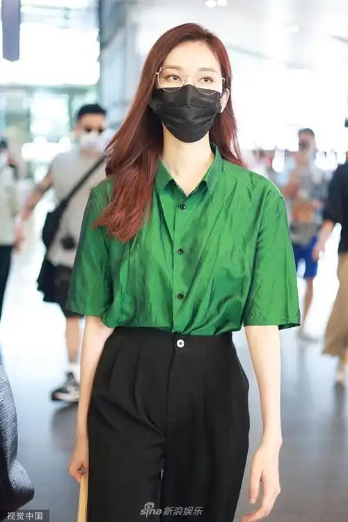 她穿墨绿色衬衫搭西装裤似摩登都市女郎,长发飘飘气质绝.