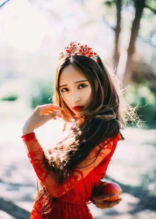 红衣女王气质写真