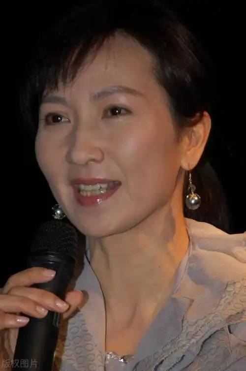 新白娘子传奇的小青陈美琪赛马问鼎100万奖金赛事冠军