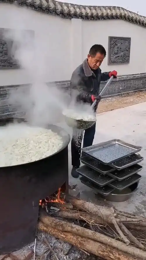 大锅煮饺子